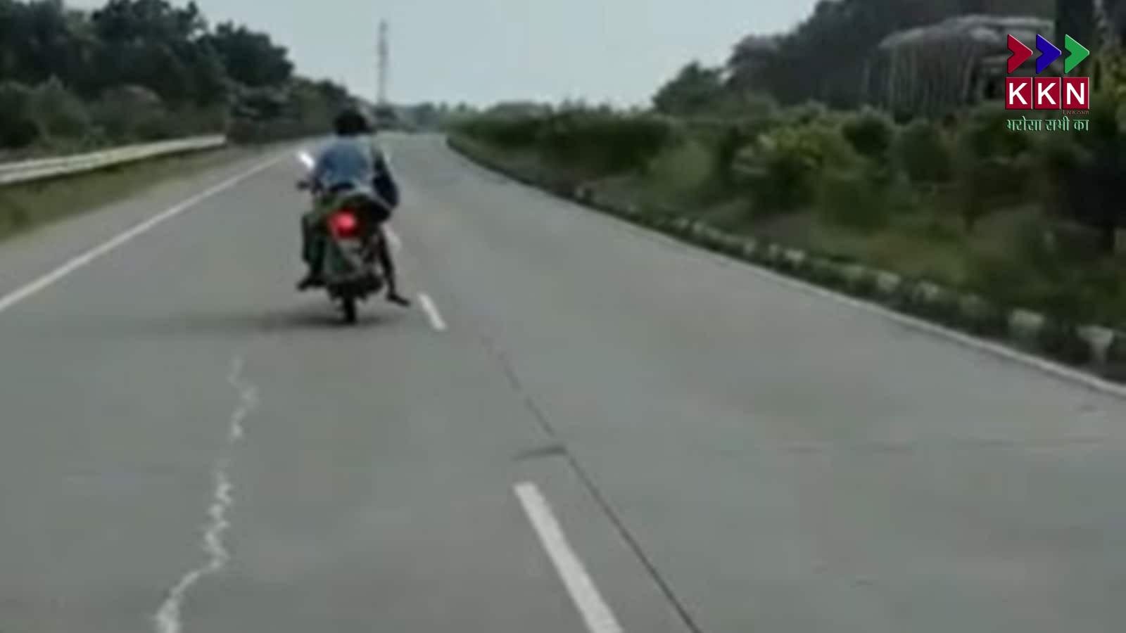 Wife Dies in Highway Accident, Husband Carries Body on Bike for 80 Kilometers in Nagpur