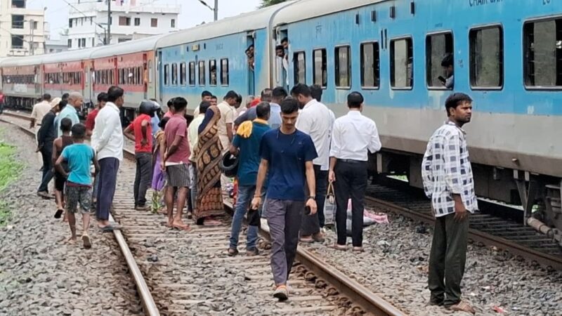 Tragic Train Accident in Muzaffarpur: Two Sisters Lose Their Lives