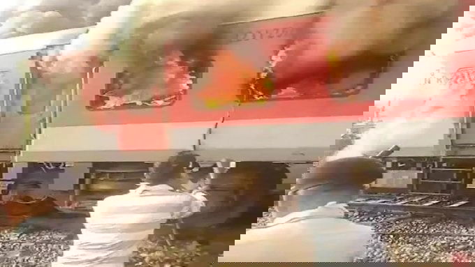 Fire Breaks Out in Garib Rath Train : Passengers Panic as AC Coach Catches Fire