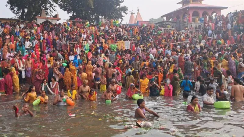 Massive Crowds Gather at Patna’s Ganga Ghats on Kartik Purnima for Sacred Bath and Rituals