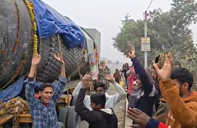 World’s Largest Shivalinga Enters Bihar, Grand Journey Towards Virat Ramayan Mandir